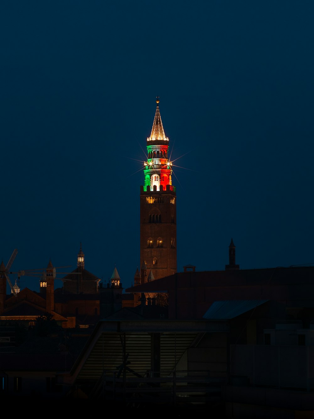 torre marrom e vermelha durante a noite