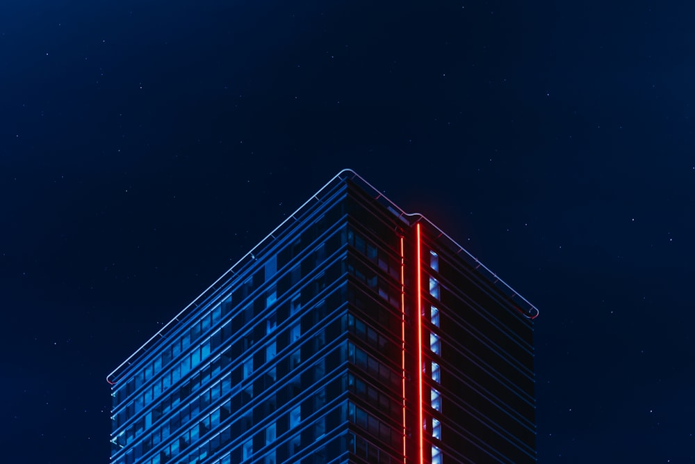 blaues und rotes Glasgebäude während der Nachtzeit