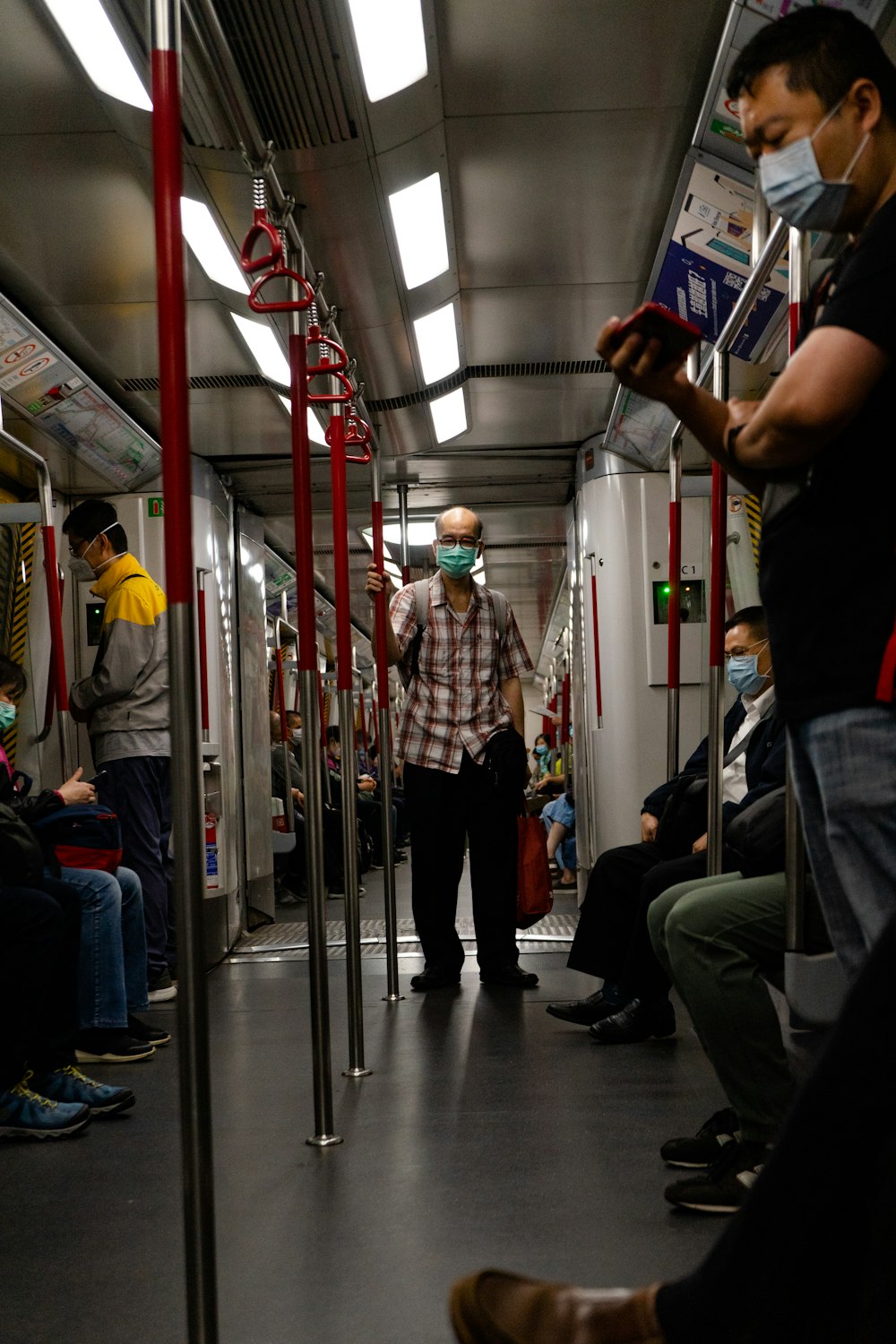 homem em regata preta e calças pretas de pé ao lado do trem