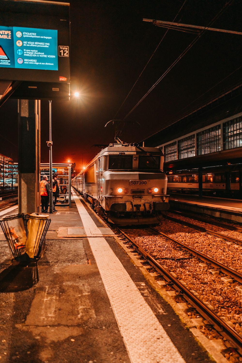 weiß-gelber Zug auf der Bahnstrecke während der Nachtzeit