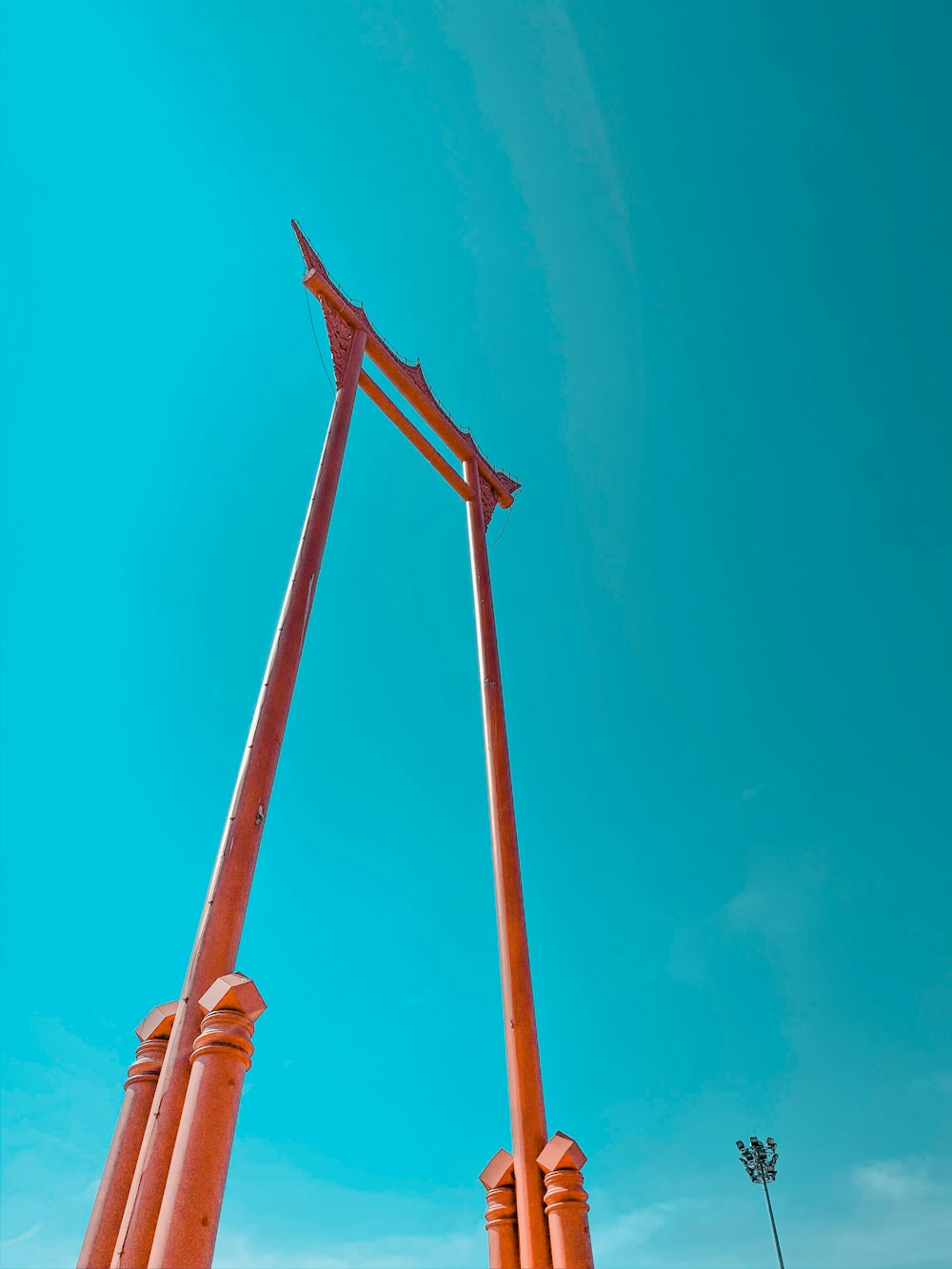 croce di legno marrone sotto il cielo blu durante il giorno