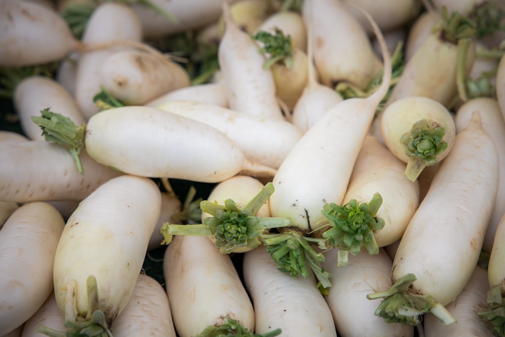 ajo blanco sobre hojas verdes