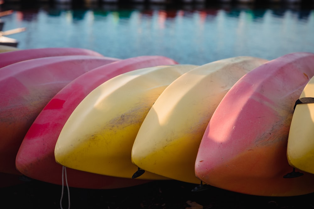 물에 노란색과 분홍색 풍선 보트
