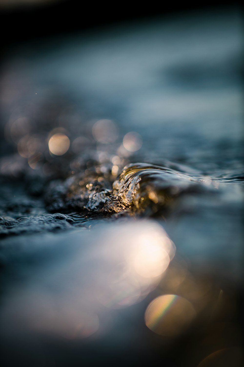 gotas de agua en el cuerpo de agua