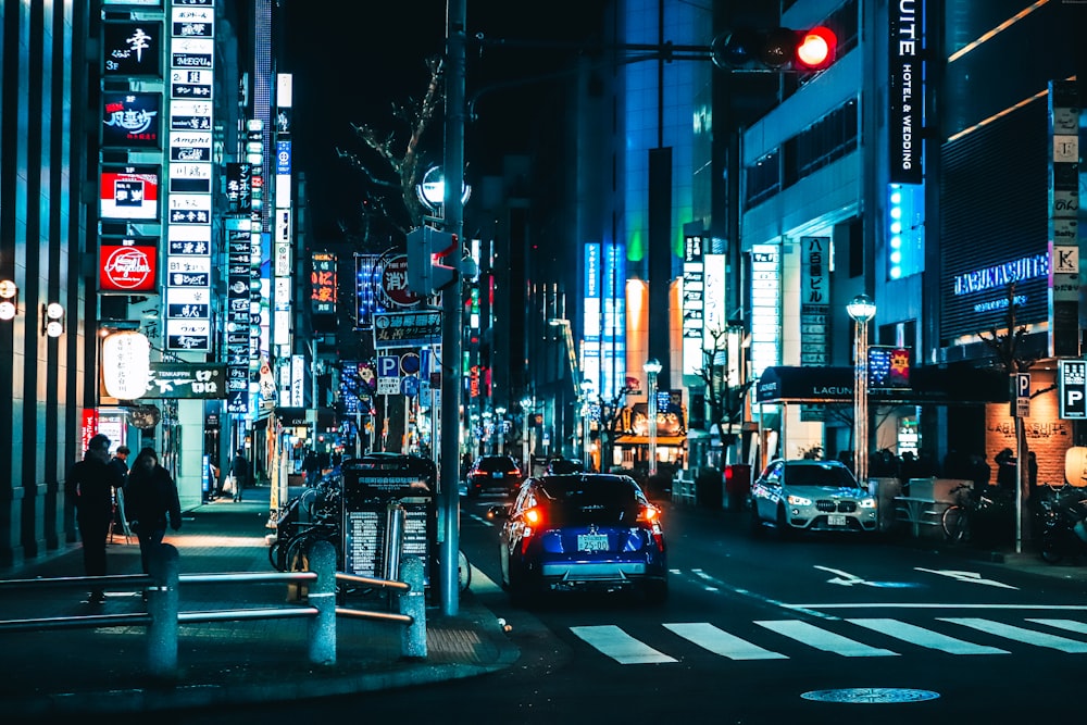 auto su strada in città durante la notte