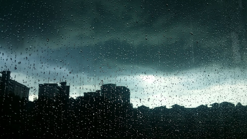 gouttes de pluie sur la fenêtre en verre