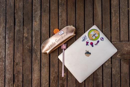 Laptop decorada con sticke de perriro sobre una mesa de madera