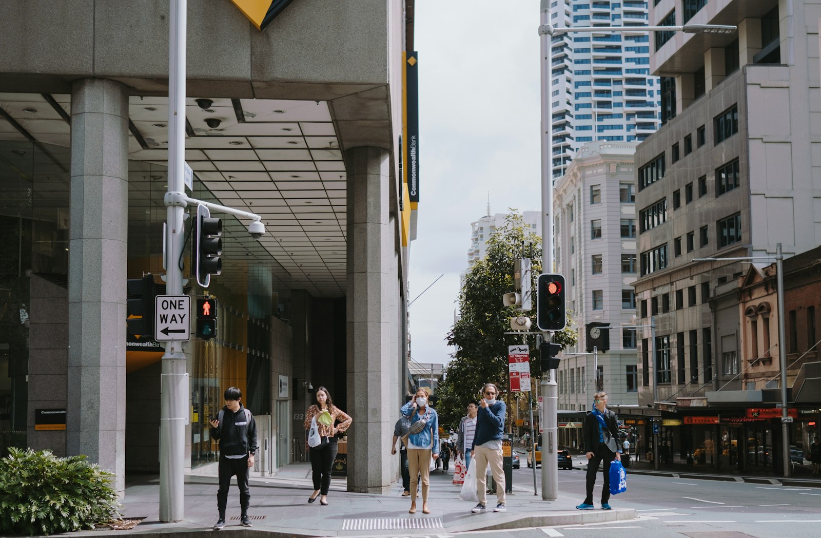 Fujifilm X-T3 + Fujifilm XF 23mm F1.4 R sample photo. People walking on pedestrian photography