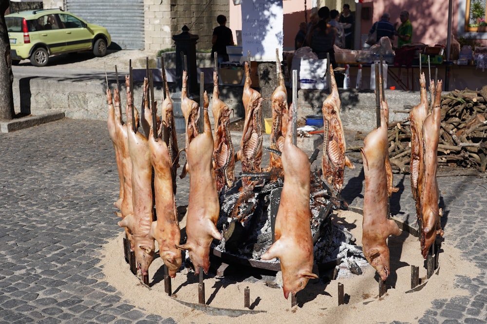 Carne a la parrilla marrón y negra