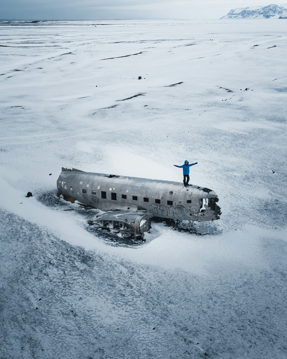 Schwarz-Weiß-Schiff tagsüber auf schneebedecktem Boden