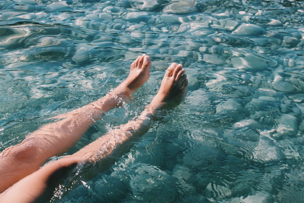 Personas con los pies en el agua