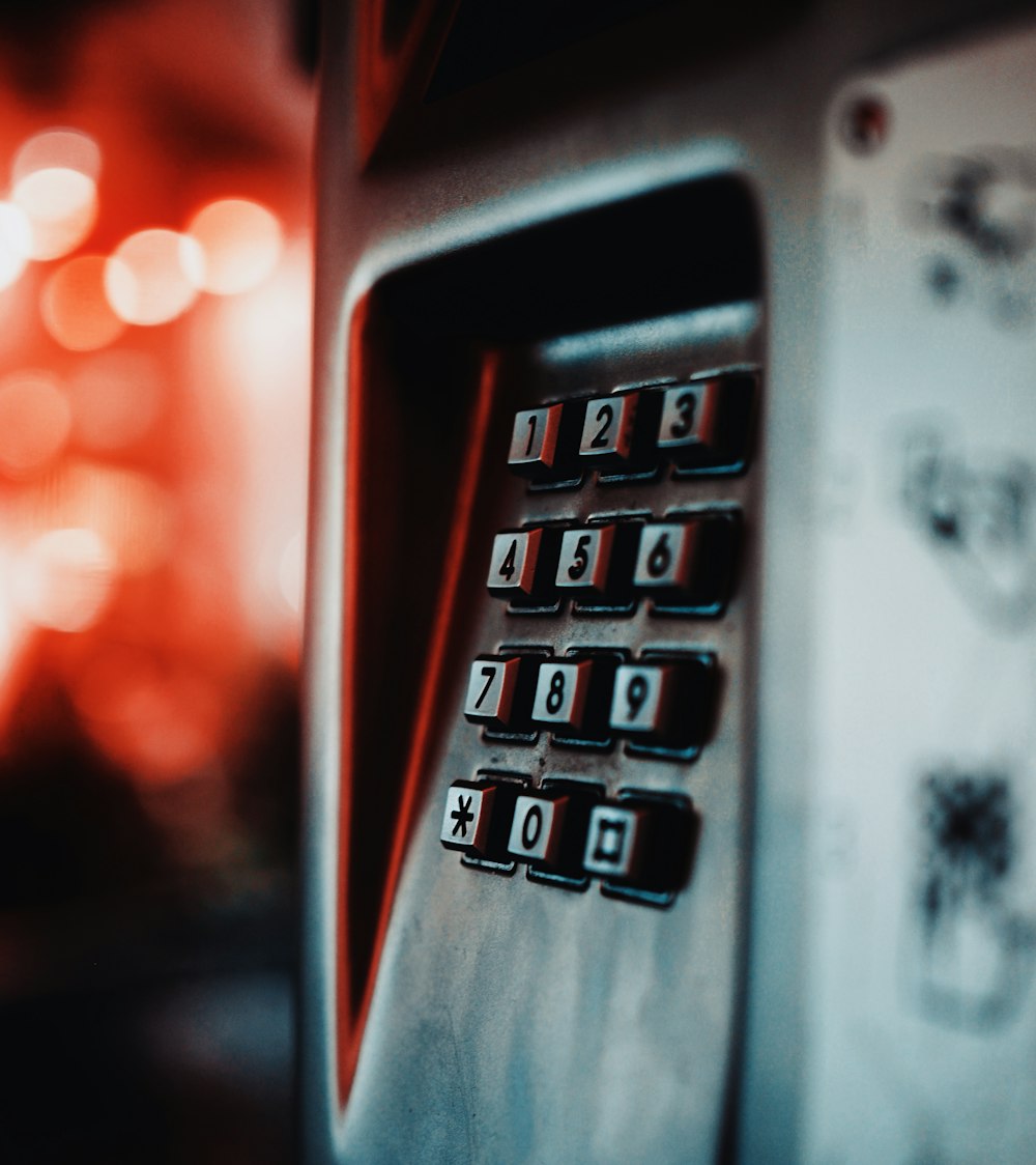 telefono rosso e bianco su tavolo di legno marrone