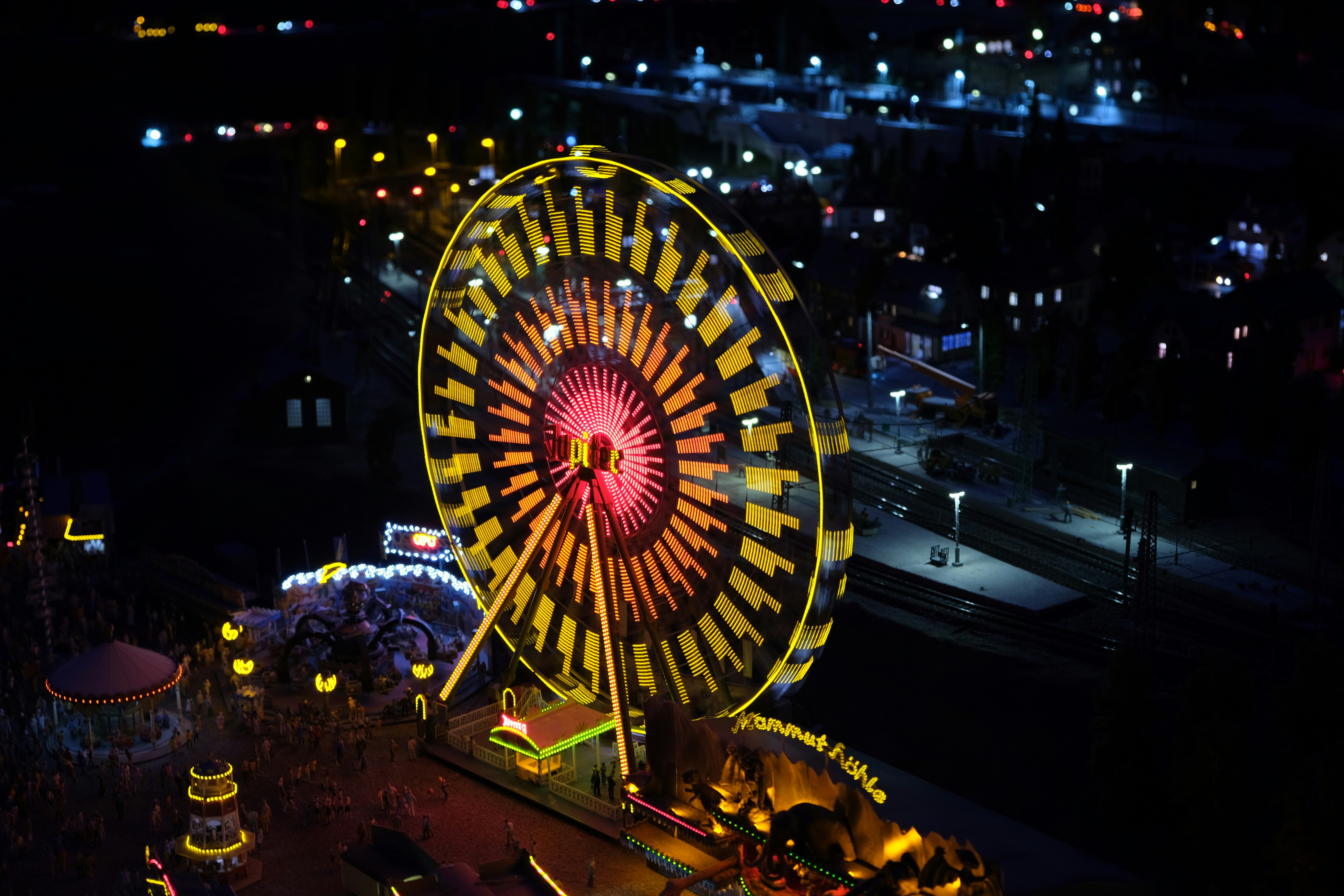 夜間ライトアップされた観覧車の写真 Unsplashで見つけるハンブルクの無料写真