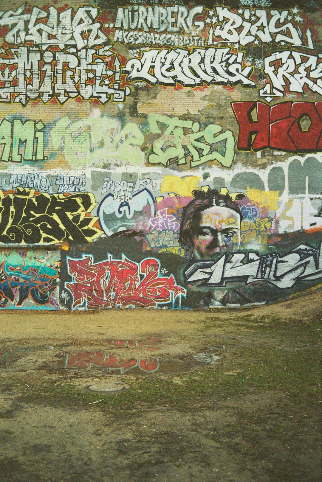 Urban street art – graffite house wall. Made with Leica R7 (Year: 1994) and Leica Summicron-R 2.0 35mm (Year: 1978). Analog scan via Foto Brinke Forchheim: Fuji Frontier SP-3000. Film reel: Agfa XRG 200 (expired 2002)