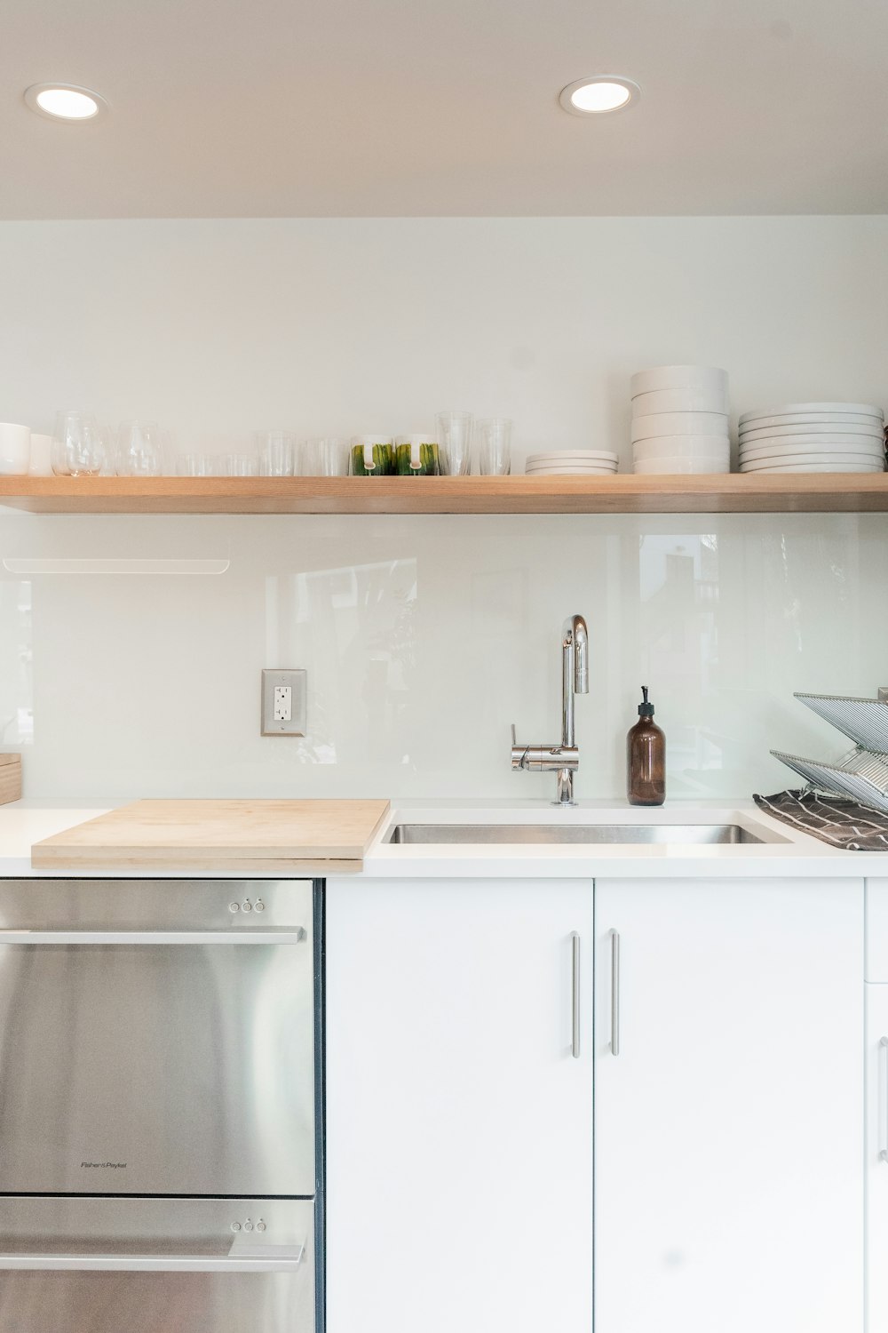 piatti in ceramica bianca su mobile da cucina in legno bianco