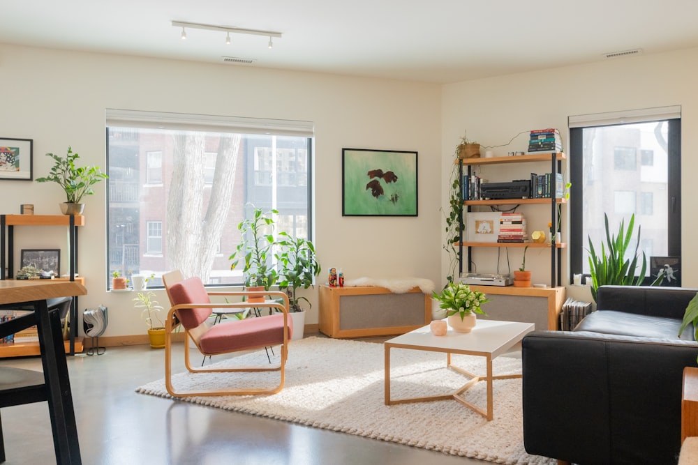 Silla de madera marrón cerca de mesa de madera marrón