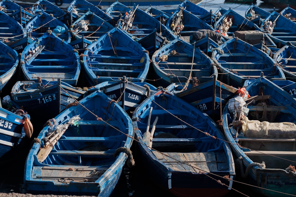 Barca di legno blu e bianca sul mare blu durante il giorno
