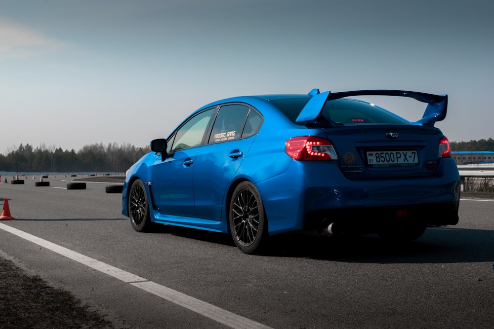 Subaru bleue sur une piste de course 