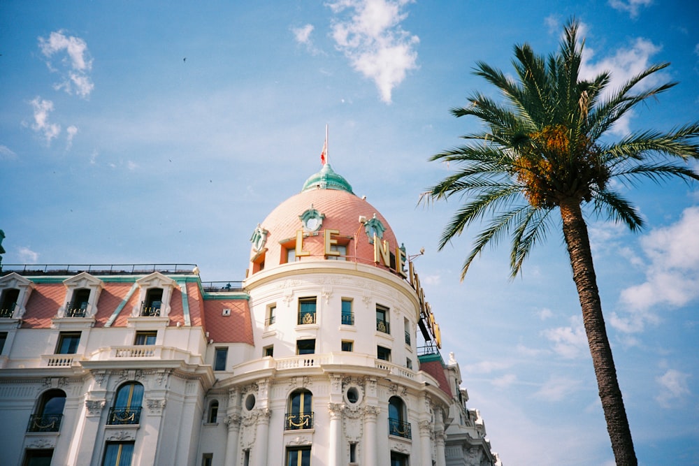 Edificio de hormigón blanco y marrón bajo el cielo azul durante el día