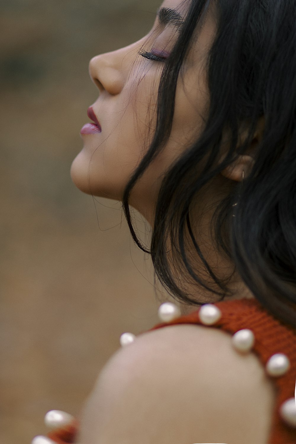 Femme en collier de perles orange et blanc