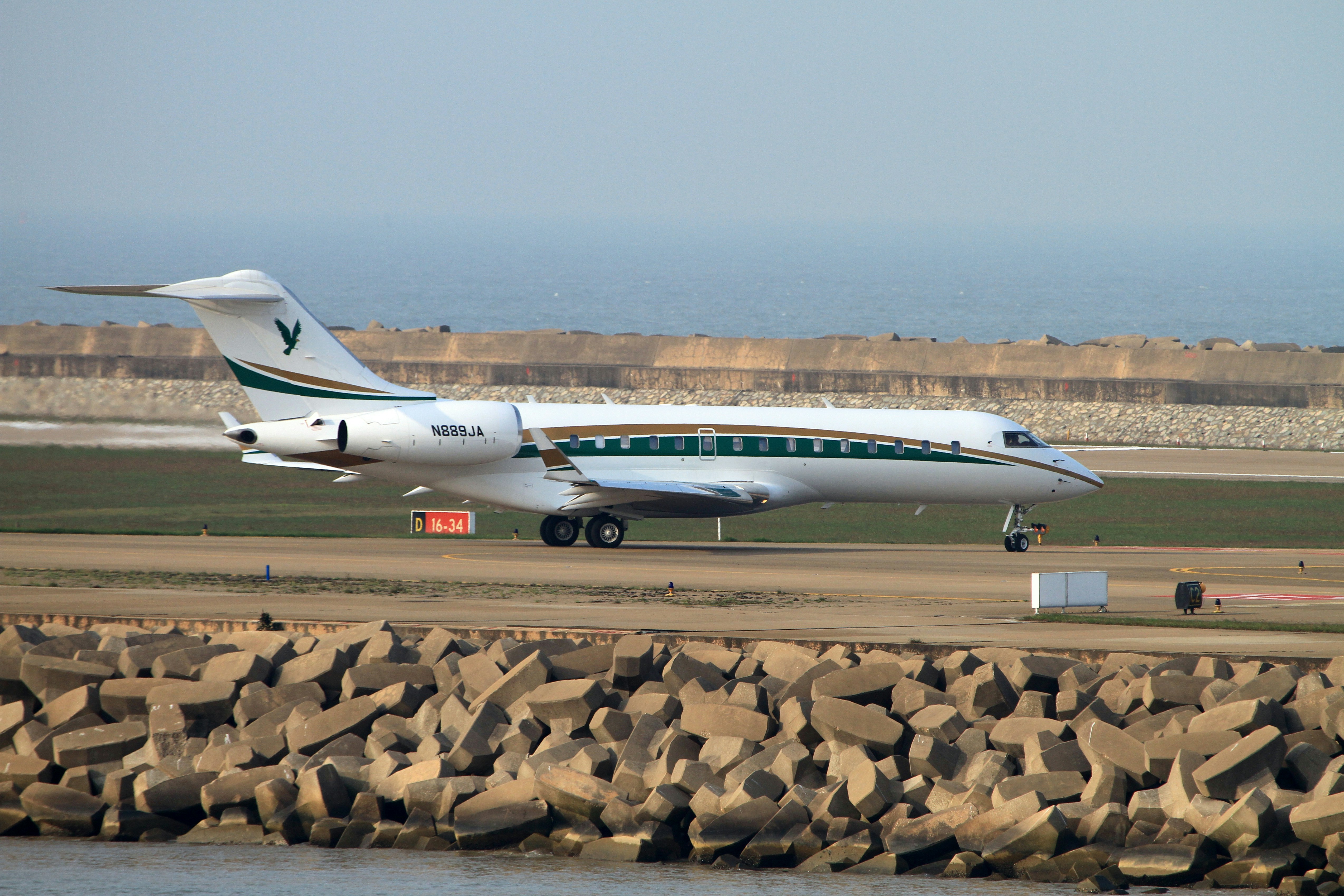 Définition de bombardier Dictionnaire français