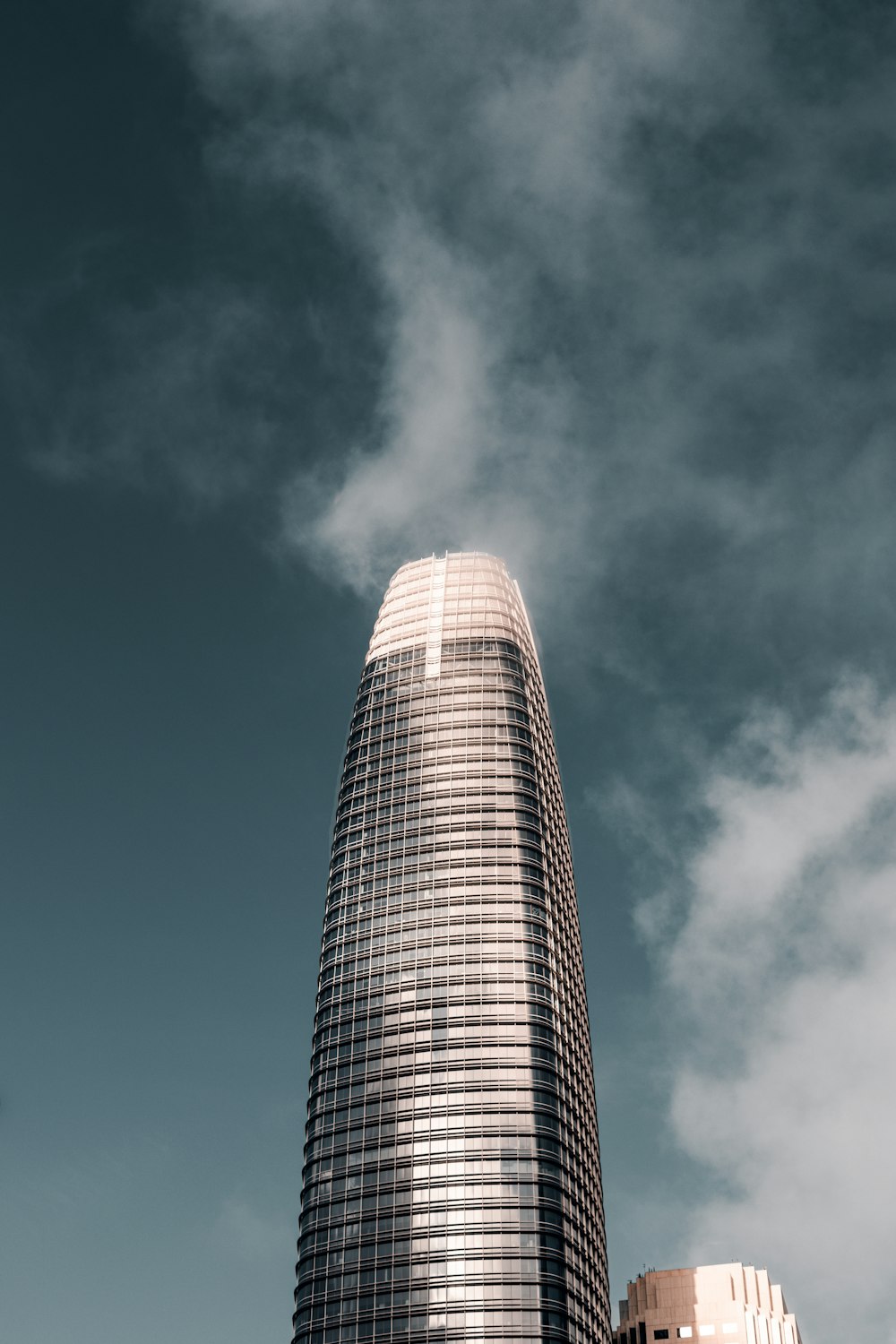 Immeuble de grande hauteur blanc et brun sous ciel bleu