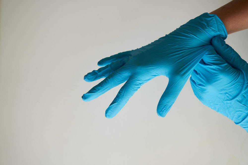 Personen Hand mit blauer Farbe