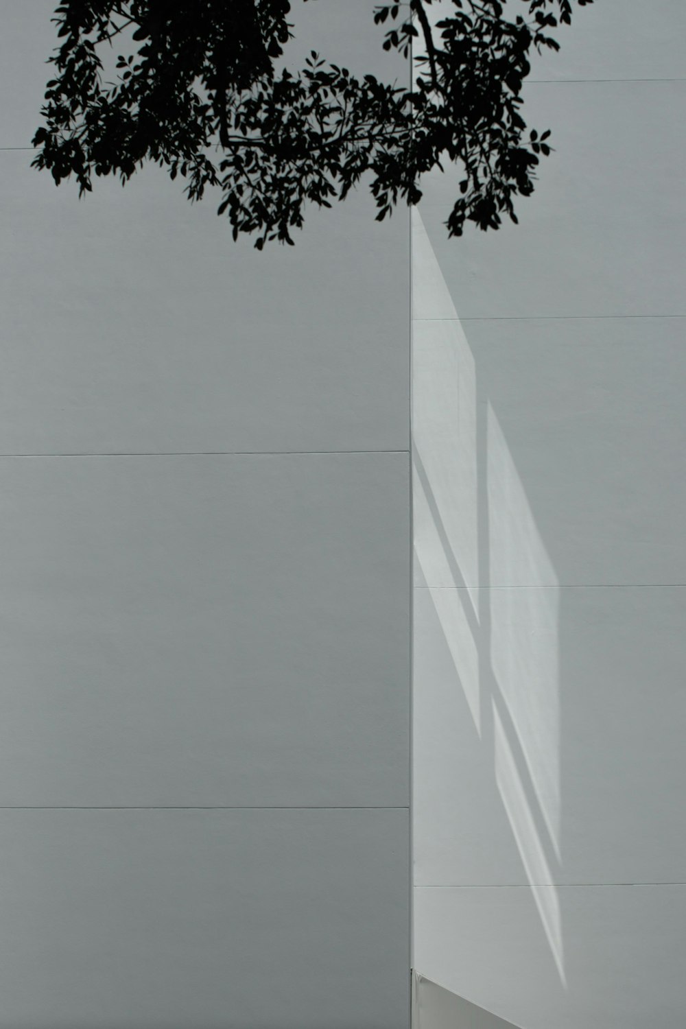 edifício de concreto branco durante o dia