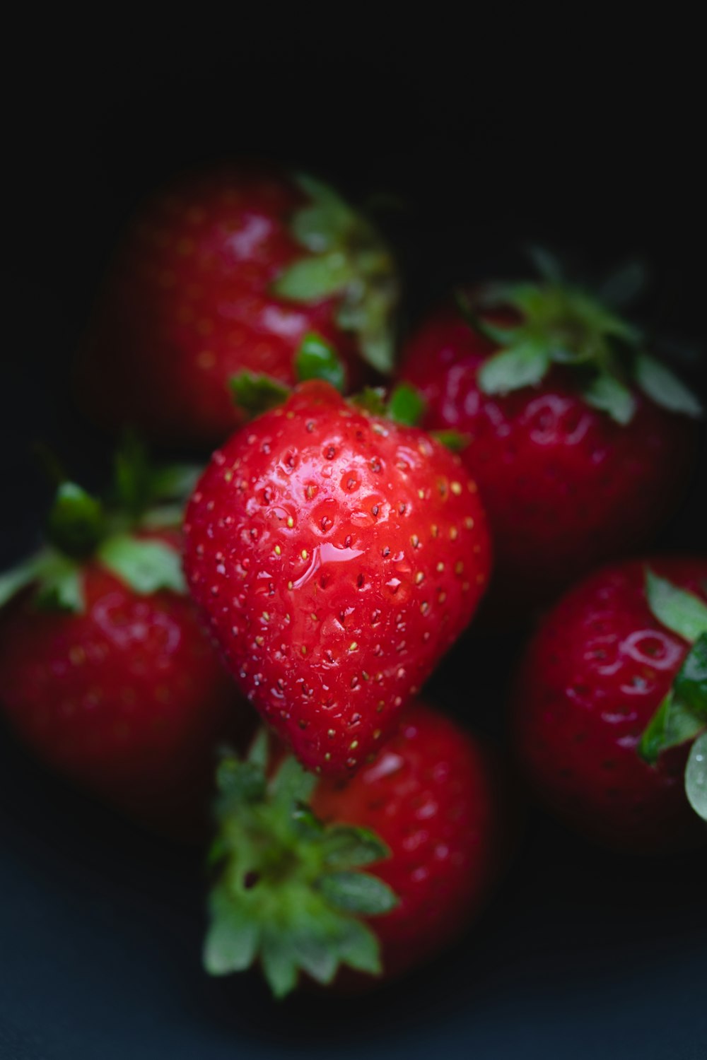 red strawberries in close up photography