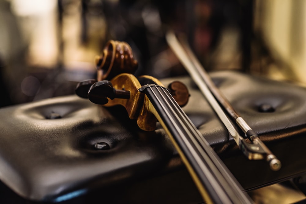 violon en bois marron sur textile cuir noir