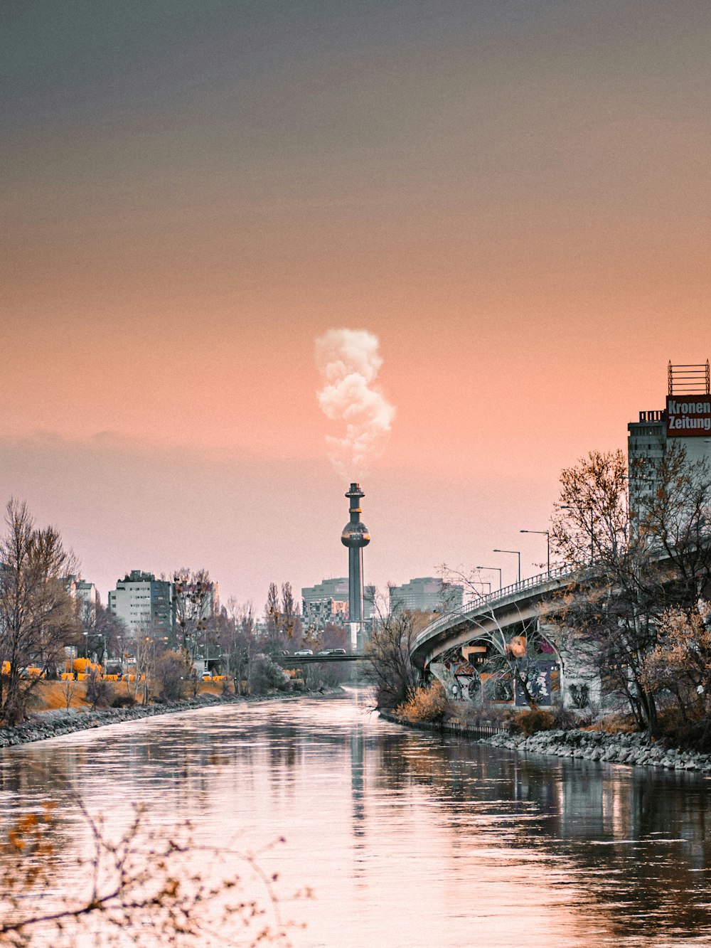 Bâtiments de la ville près de la rivière au coucher du soleil