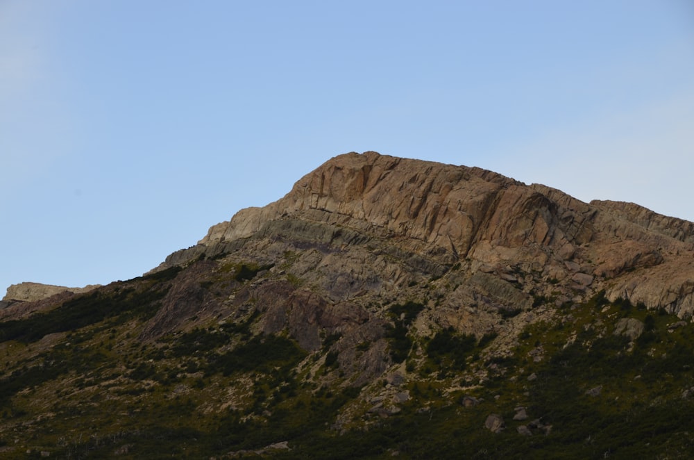 Montagna rocciosa marrone sotto il cielo blu durante il giorno