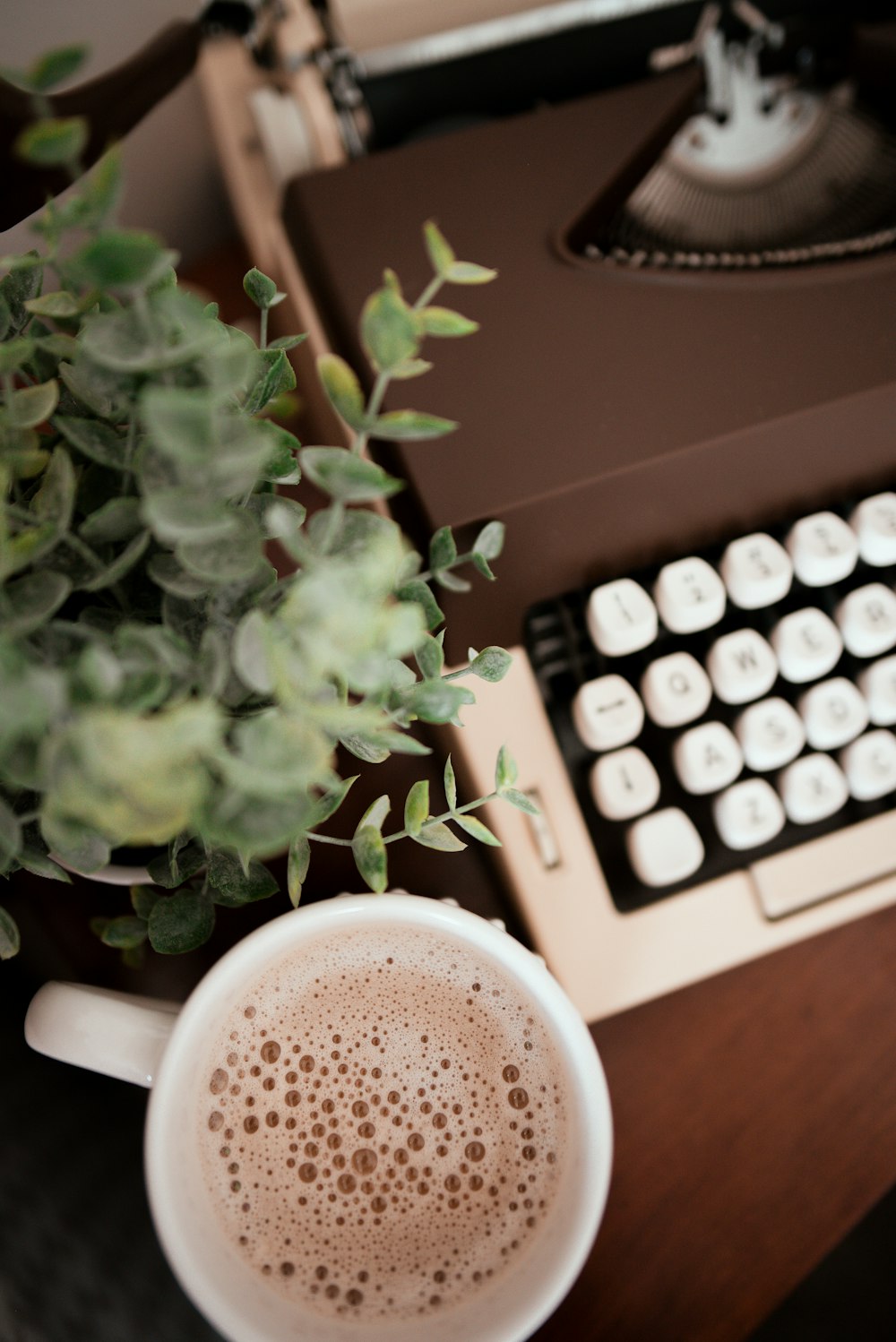 Taza de cerámica blanca con café