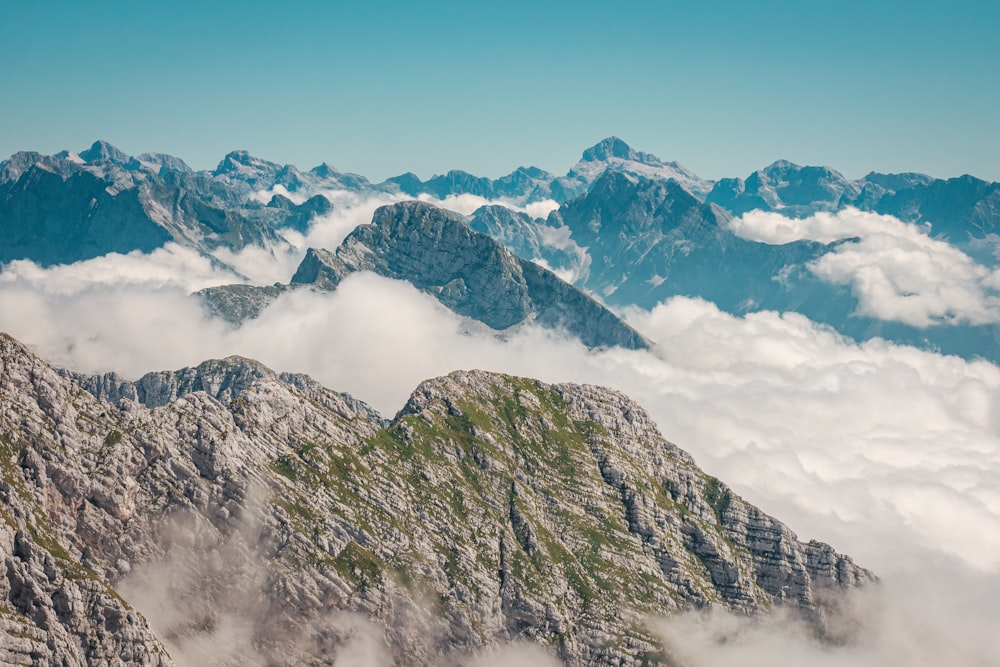 Montaña verde y marrón bajo el cielo azul durante el día