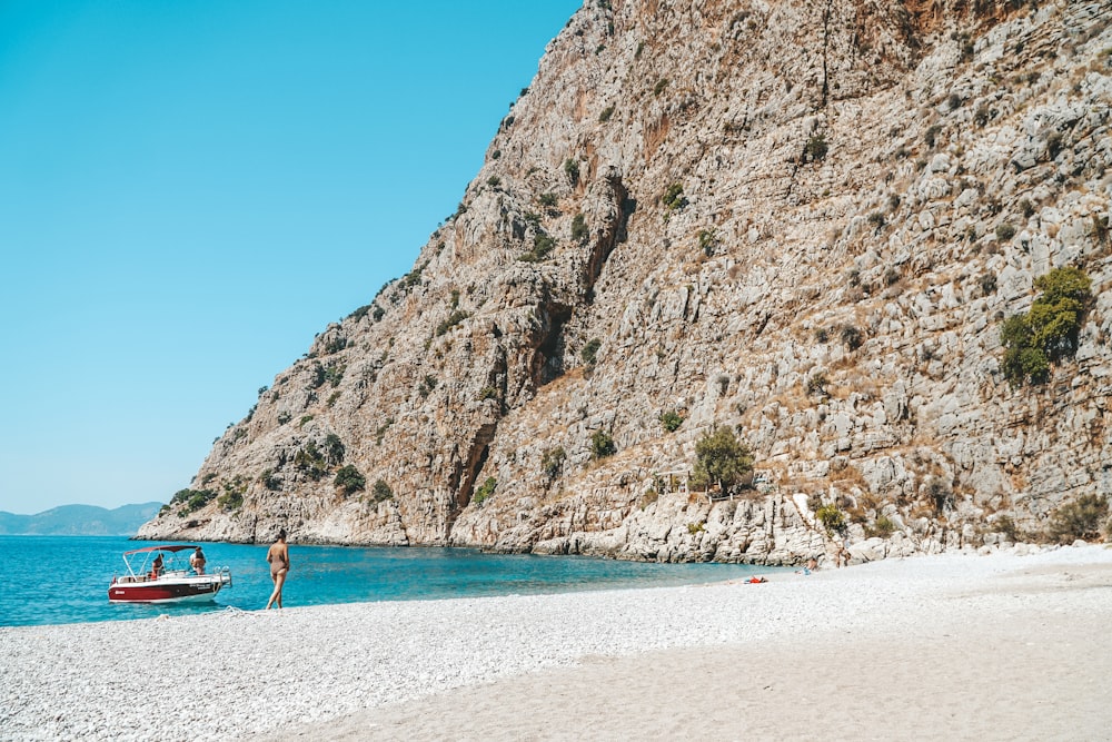 Gente en la playa durante el día