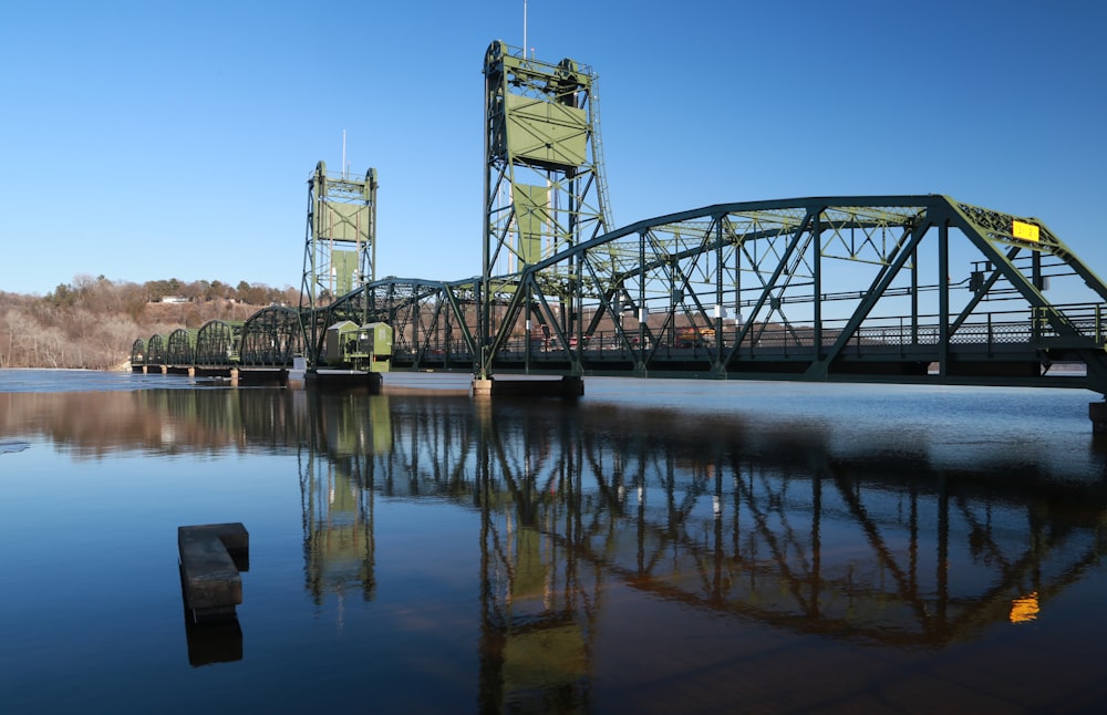 Graue Metallbrücke über den Fluss tagsüber