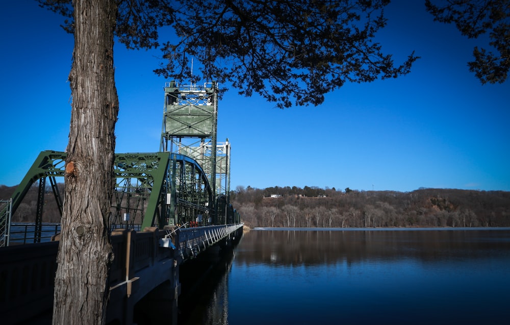 Pont en métal vert au-dessus de la rivière pendant la journée