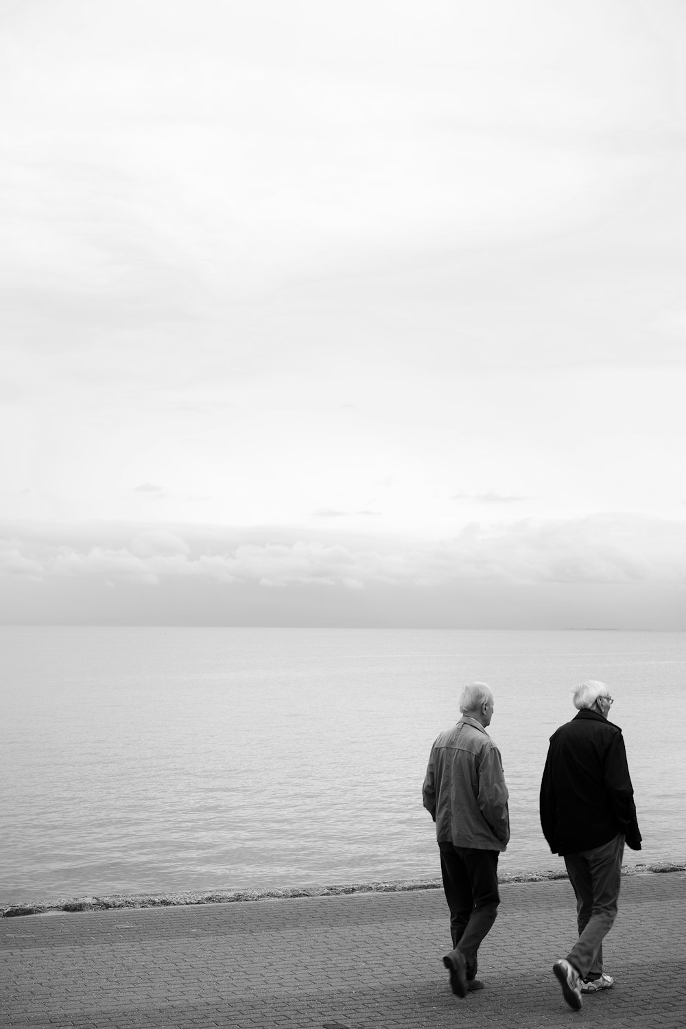 hombre y mujer de pie en la orilla del mar