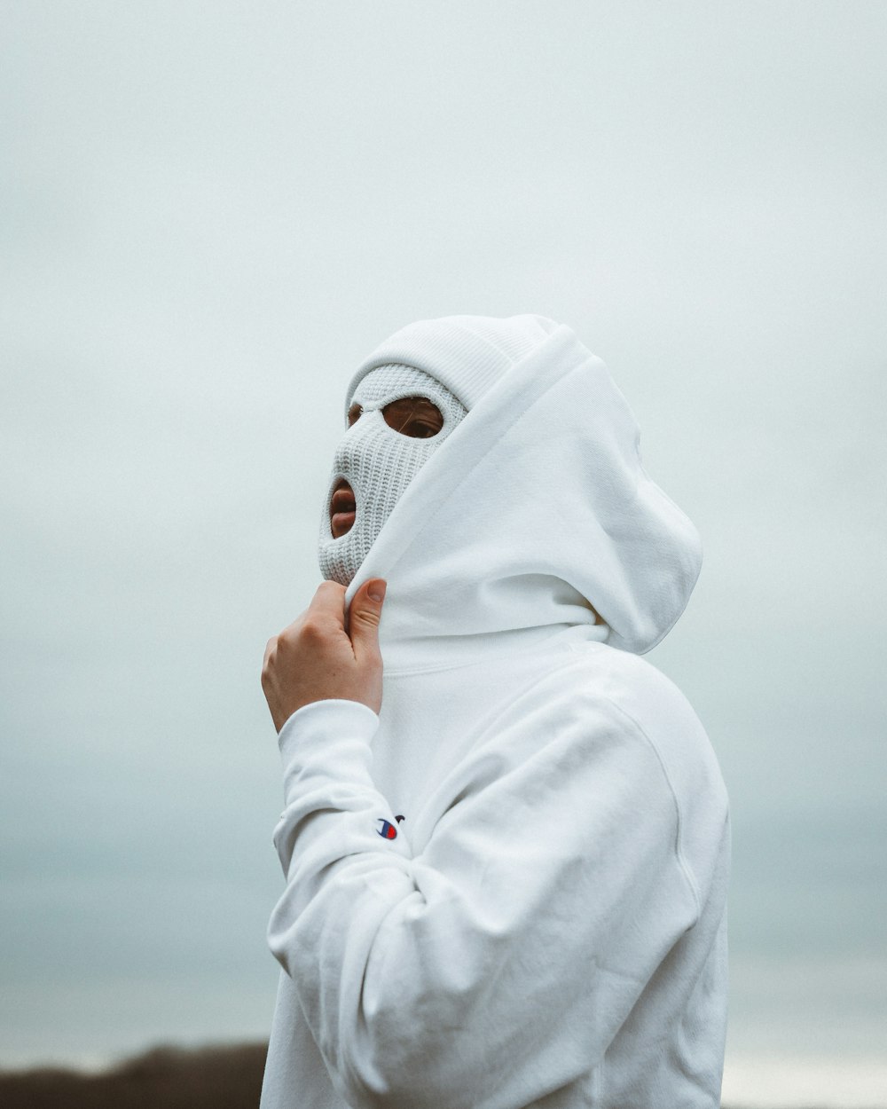 mulher no hijab branco cobrindo seu rosto com hijab branco