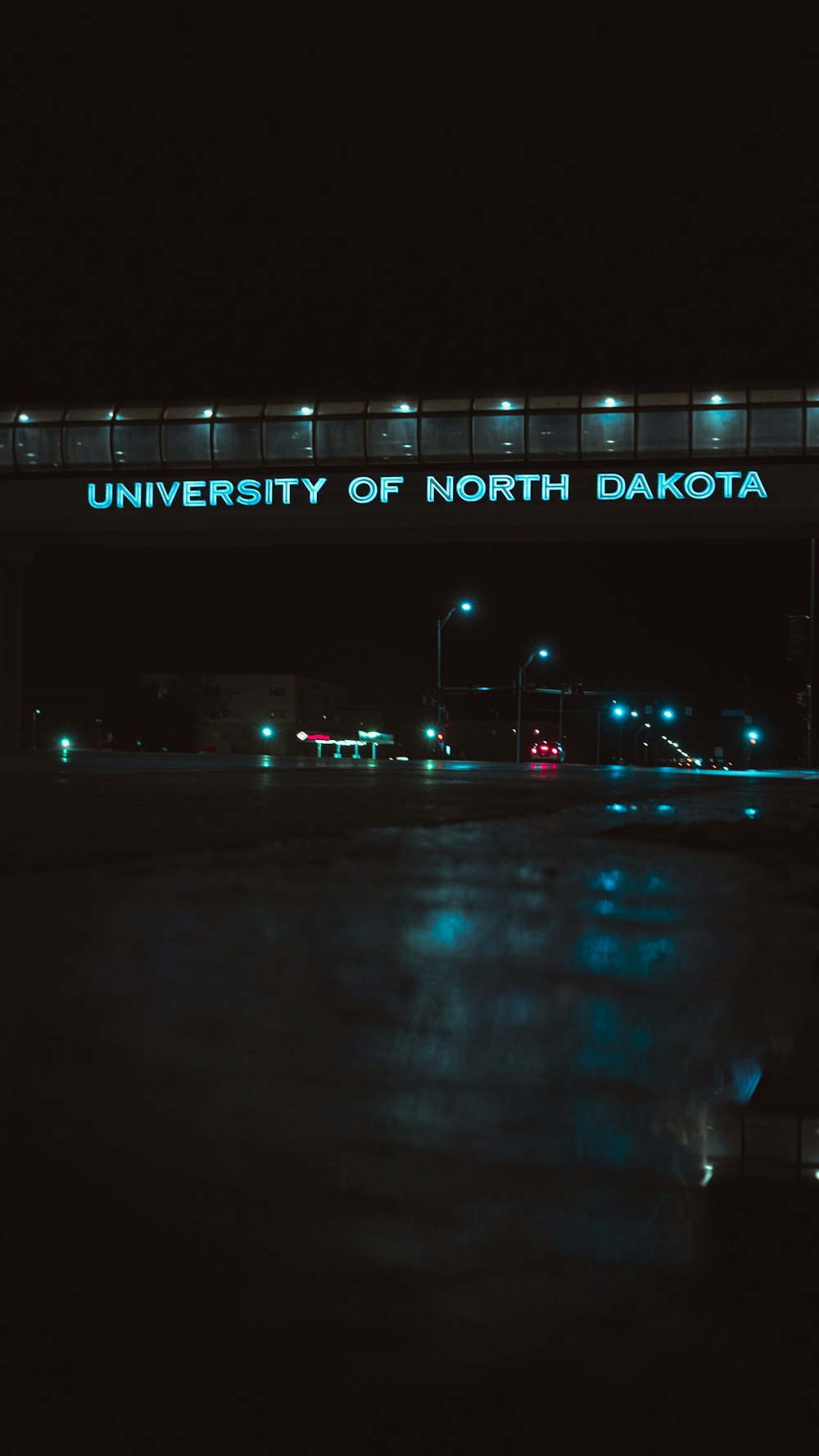 Un pont qui a un panneau au-dessus qui dit Université du Dakota du Nord