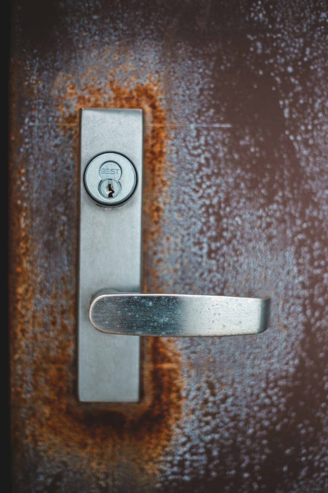 silver and black door handle