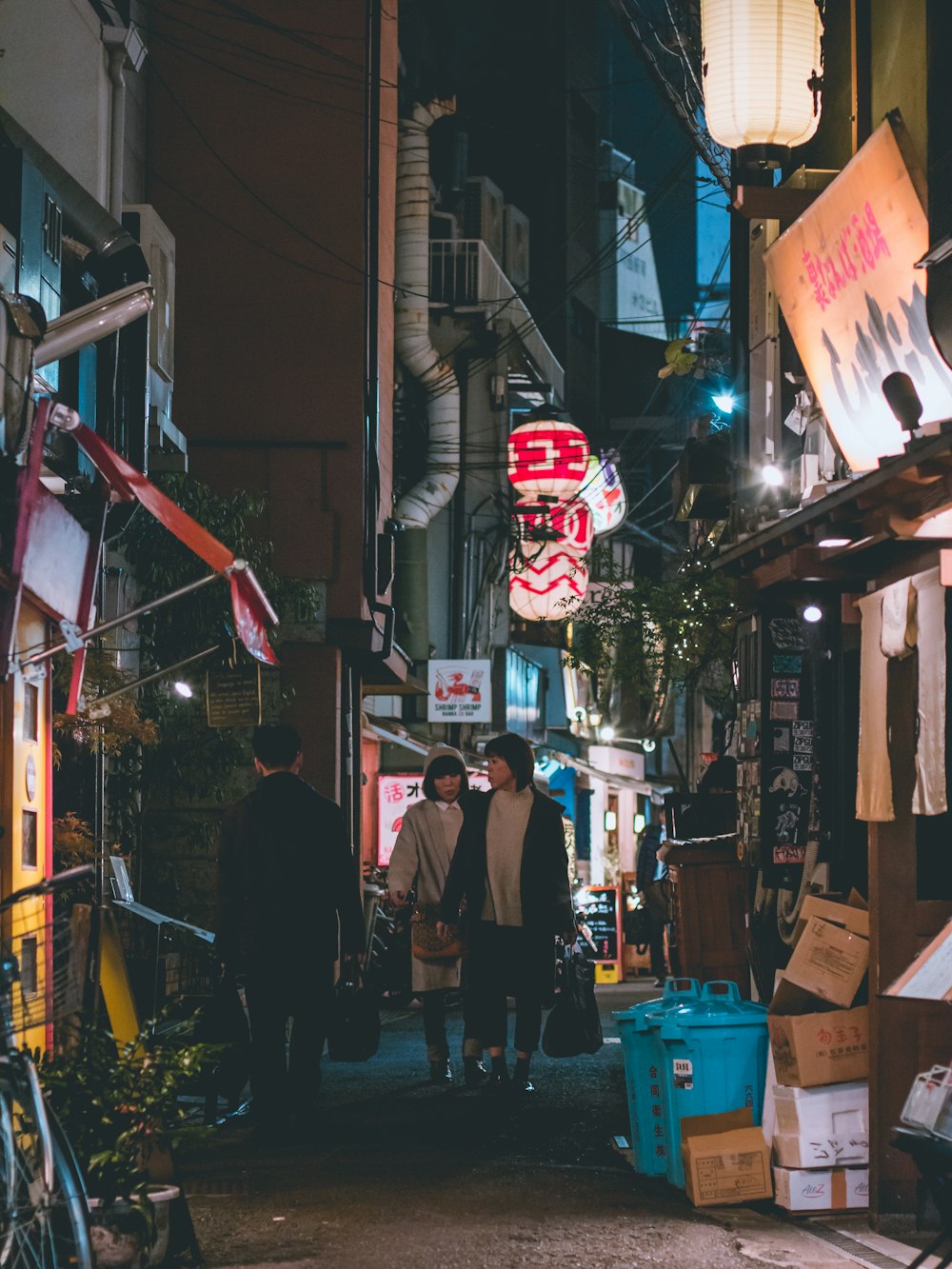 Personas que caminan por la calle durante la noche