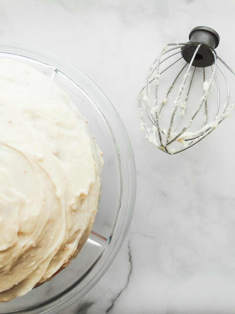 crema bianca in ciotola di vetro trasparente