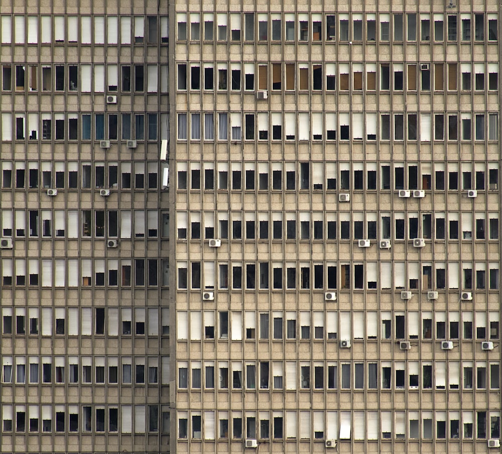 edifício de betão bege durante o dia