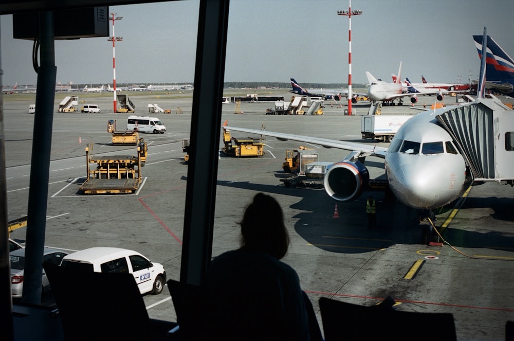 Avión blanco en el aeropuerto durante el día