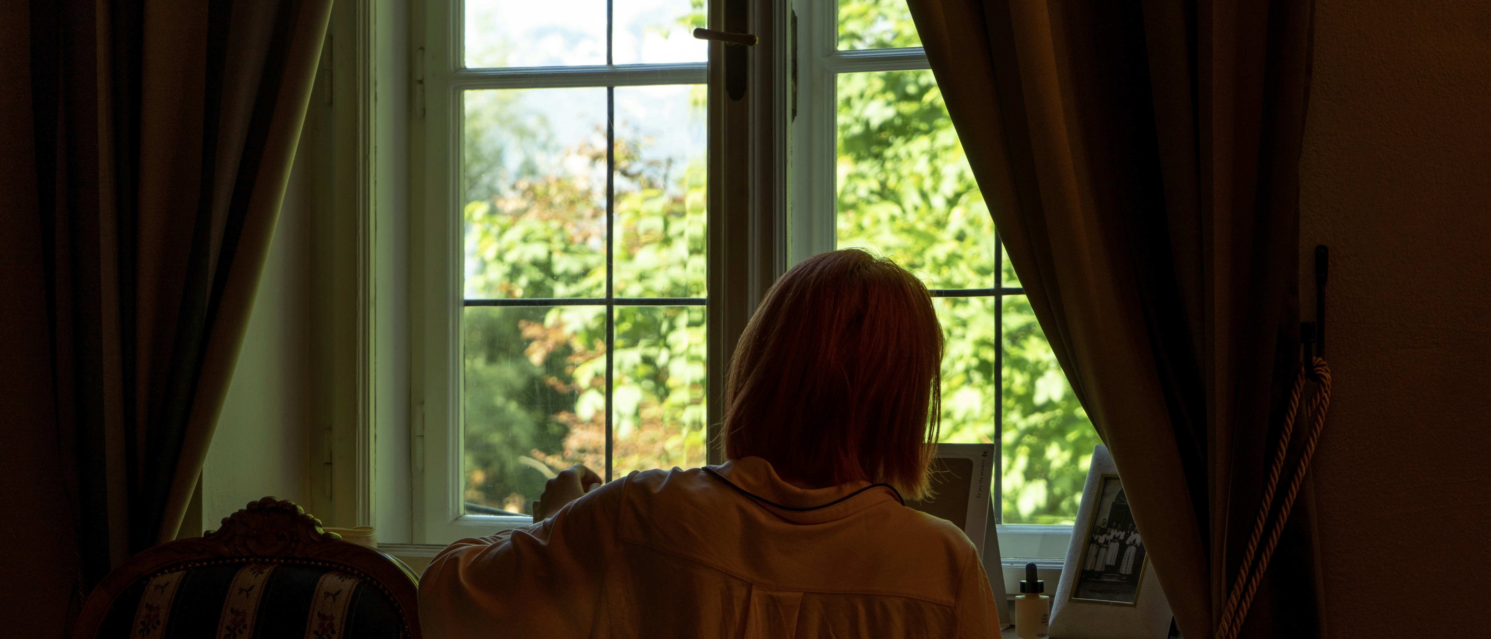 Familie nutzt Tablet-App zur Kommunikation mit Senioren