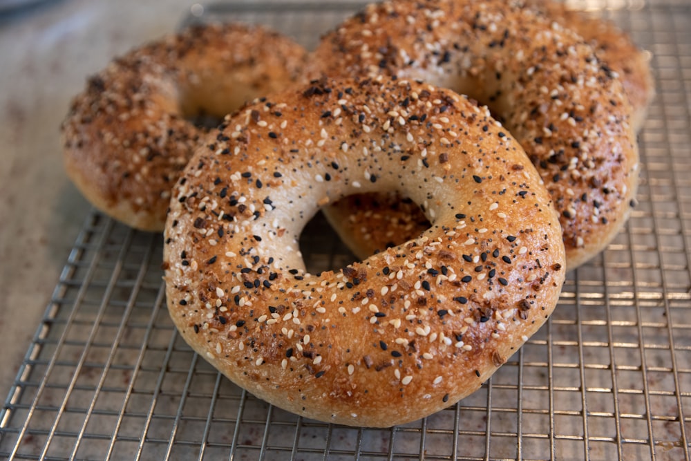 Brauner Donut auf weißem Papier