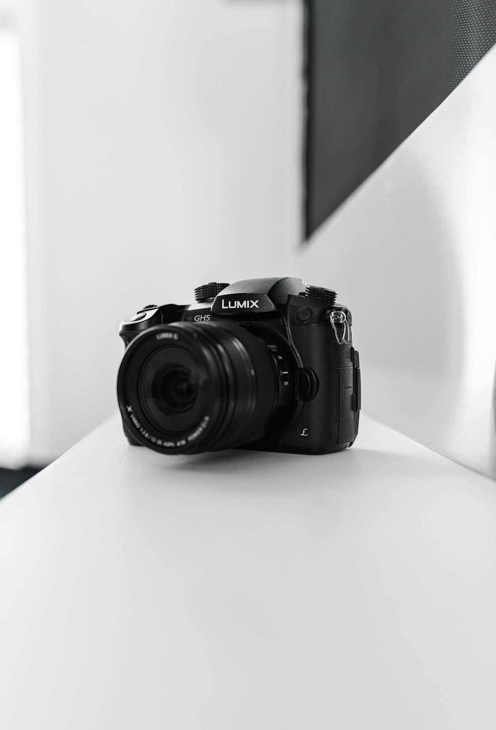 Schwarze Nikon DSLR-Kamera auf weißem Tisch
