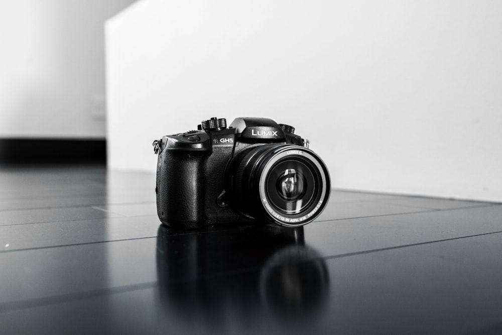 Fotocamera reflex digitale Nikon nera su tavolo blu