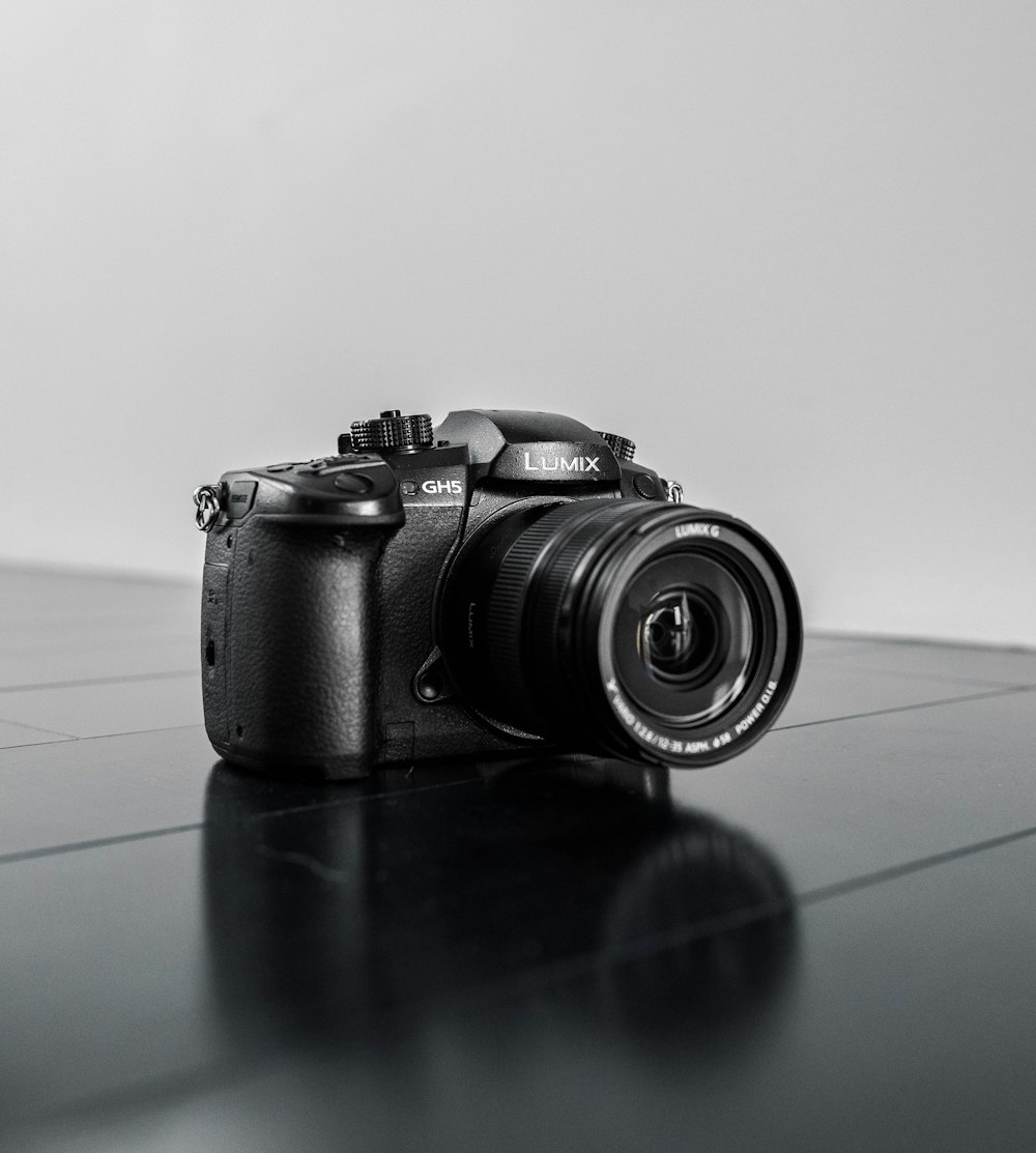Schwarze Nikon DSLR-Kamera auf blauer Oberfläche